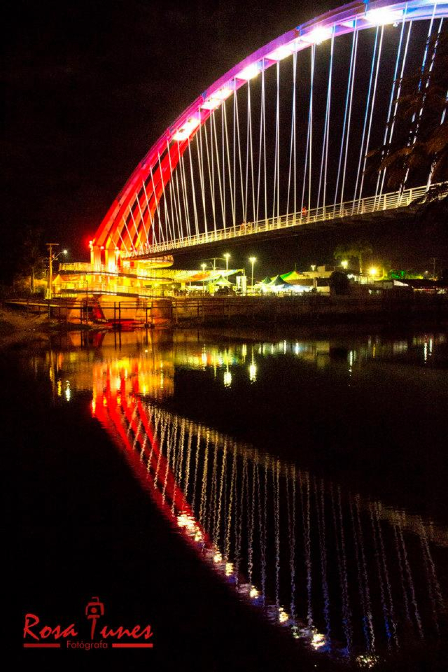 Feita para pedestres, a passarela de 109 m sobre o Rio Corrente se tornou cartão-postal regional.