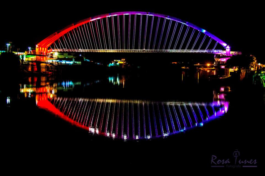 Feita para pedestres, a passarela de 109 m sobre o Rio Corrente se tornou cartão-postal regional.