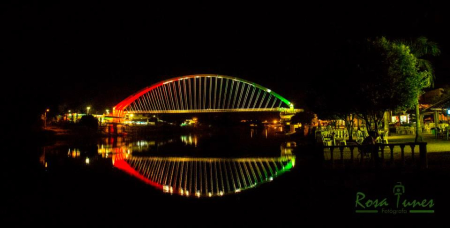 Feita para pedestres, a passarela de 109 m sobre o Rio Corrente se tornou cartão-postal regional.