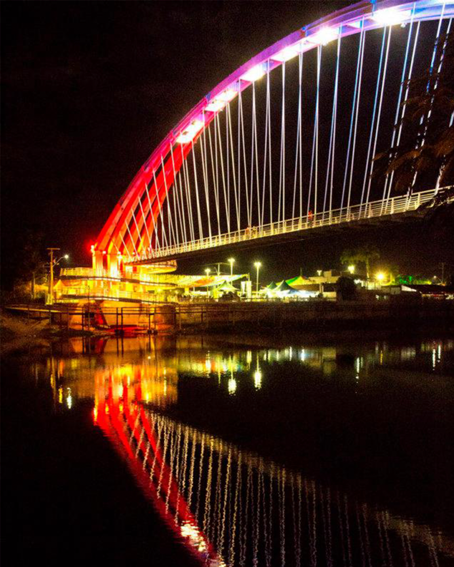 Feita para pedestres, a passarela de 109 m sobre o Rio Corrente se tornou cartão-postal regional.