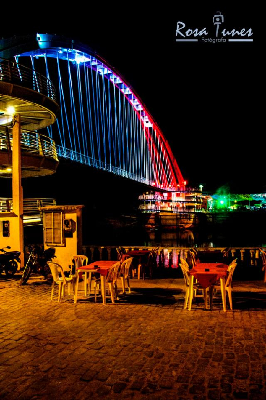 Feita para pedestres, a passarela de 109 m sobre o Rio Corrente se tornou cartão-postal regional.